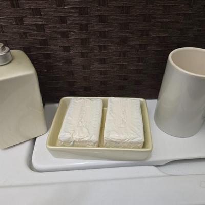 Complete Bathroom Essentials Lot – Vintage & Modern Mix