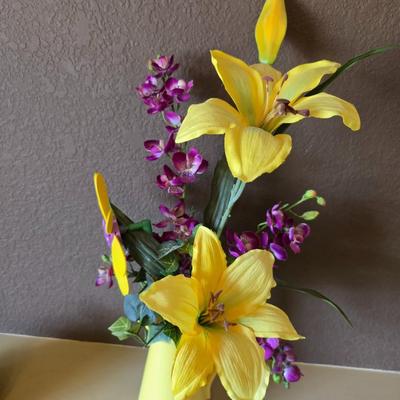 Bright Spring Décor Lot – Pitcher Vase with Florals & Ceramic Bird