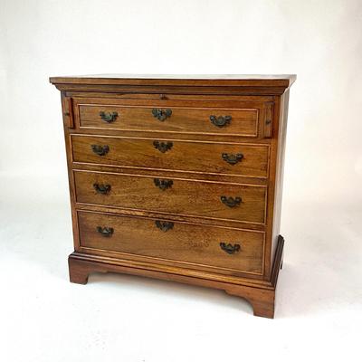 Sale Photo Thumbnail #77: Measurements:
32" width, 17" depth, 32" height
Comes with four drawers