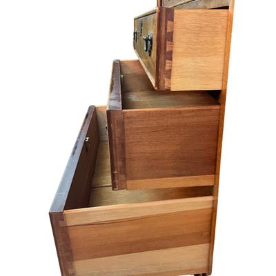 Sale Photo Thumbnail #85: Measurements:
32" width, 17" depth, 32" height
Comes with four drawers