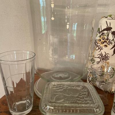 Clear glass glasses, large decor and table cloths