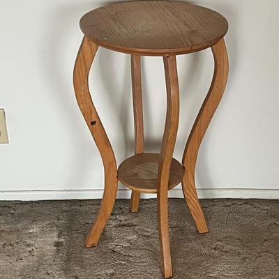Rustic Ivy Plant Stand with Elegant Design