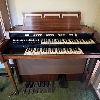 Vintage Hammond Electric Organ