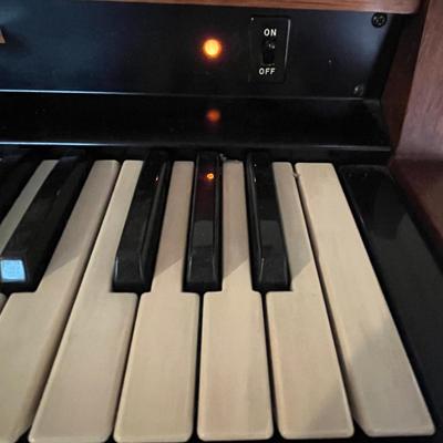 Vintage Hammond Electric Organ