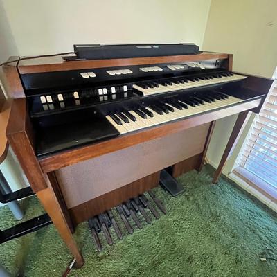Vintage Hammond Electric Organ
