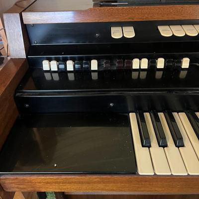 Vintage Hammond Electric Organ
