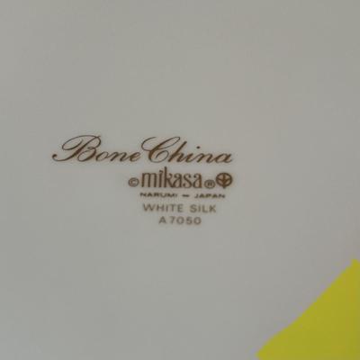White Embossed Dinnerware Plate Set