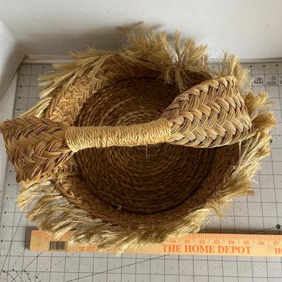 Round Fringe Handle Basket