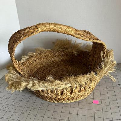 Round Fringe Handle Basket