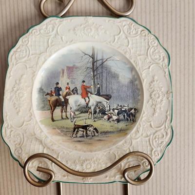 4 Wedgwood England Plates w Wall Holder Hunting Horses