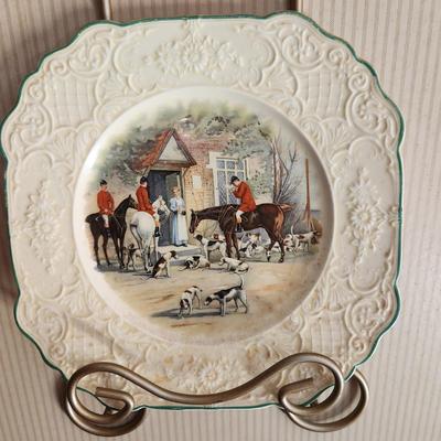 4 Wedgwood England Plates w Wall Holder Hunting Horses