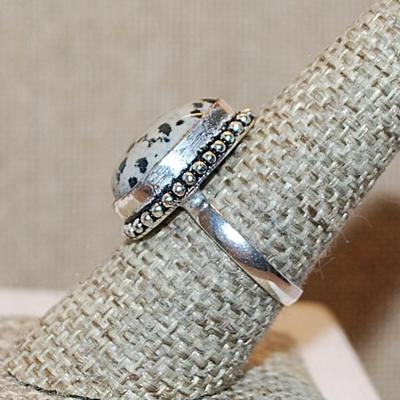 Size 8½ PEAR Shaped Beige & Black DENDRITE OPAL Gemstone Ring with a Full Dimple Surround on a Silver Tone Band (4.7g)