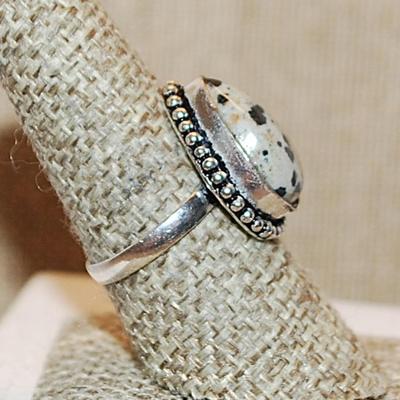 Size 8½ PEAR Shaped Beige & Black DENDRITE OPAL Gemstone Ring with a Full Dimple Surround on a Silver Tone Band (4.7g)