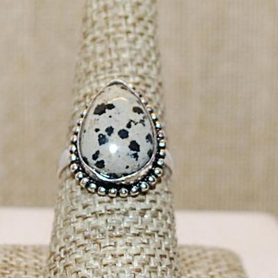 Size 8½ PEAR Shaped Beige & Black DENDRITE OPAL Gemstone Ring with a Full Dimple Surround on a Silver Tone Band (4.7g)