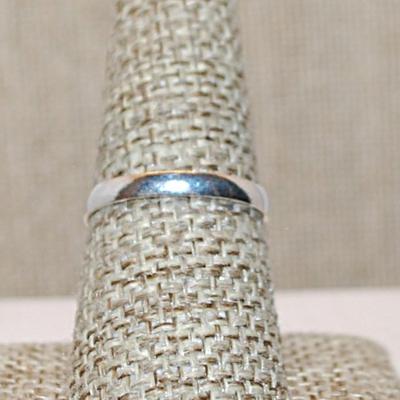 Size 8½ PEAR Shaped Beige & Black DENDRITE OPAL Gemstone Ring with a Full Dimple Surround on a Silver Tone Band (4.7g)