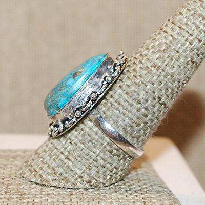Size 9½ PEAR Shaped Crackled TURQUOISE Gemstone Ring with a Full Surround on a Silver Tone Band (6.7g)