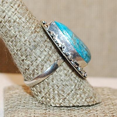 Size 9½ PEAR Shaped Crackled TURQUOISE Gemstone Ring with a Full Surround on a Silver Tone Band (6.7g)