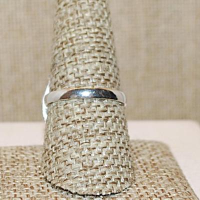 Size 9 OVAL TIGER EYE Gemstone Ring with Full Loops Surround on a Silver Tone Band (6.4g)