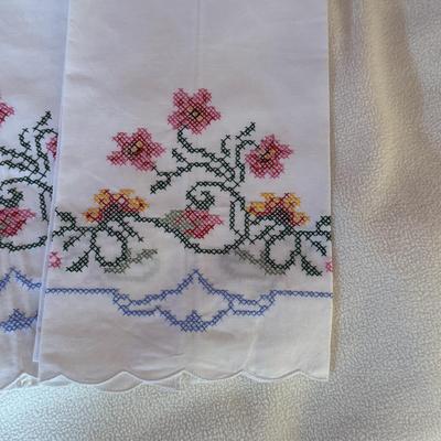 LOT 46X: Various Hand Embroidered Table Runners, Place Mats, Napkins and More!