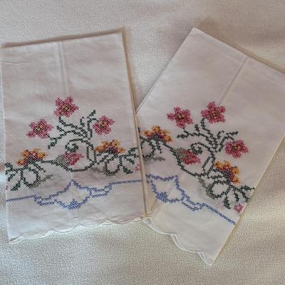 LOT 46X: Various Hand Embroidered Table Runners, Place Mats, Napkins and More!