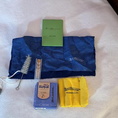 LOT 51L: Selmer Clarinet, Case, Accessories, and Song Books