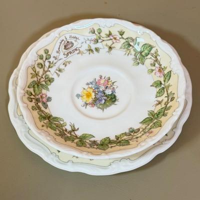 LOT 75D: Royal Doulton Brambley Hedge Gift Collection: Four Seasons Afternoon Tea Set & Set of Books