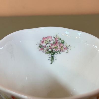 LOT 75D: Royal Doulton Brambley Hedge Gift Collection: Four Seasons Afternoon Tea Set & Set of Books