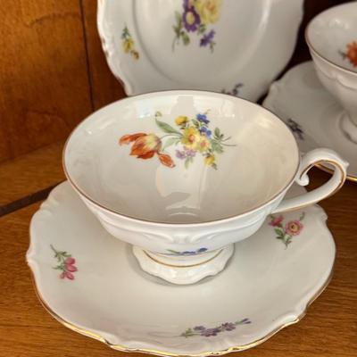 LOT 76D: Vintage Bavaria Western German Tea Set