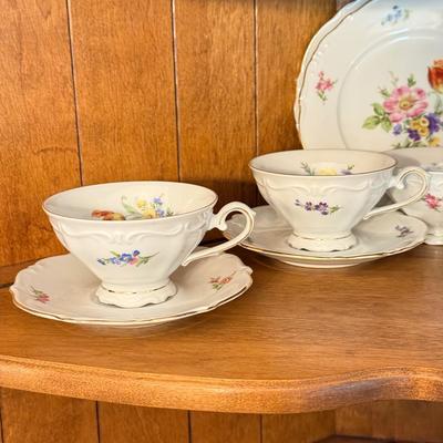 LOT 76D: Vintage Bavaria Western German Tea Set