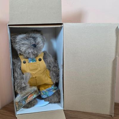LOT 97F: Vintage Teddy Bear Collection Ashton Drake, Boyd & North American Bear Co, 1996 Ashton Drake Galleries...
