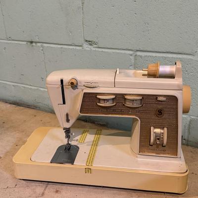 LOT 130B: Singer Touch & Sew Deluxe Zig Zag Sewing Machine Model 750 w/ Case