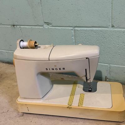 LOT 130B: Singer Touch & Sew Deluxe Zig Zag Sewing Machine Model 750 w/ Case