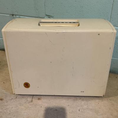 LOT 130B: Singer Touch & Sew Deluxe Zig Zag Sewing Machine Model 750 w/ Case