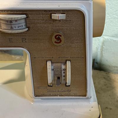 LOT 130B: Singer Touch & Sew Deluxe Zig Zag Sewing Machine Model 750 w/ Case