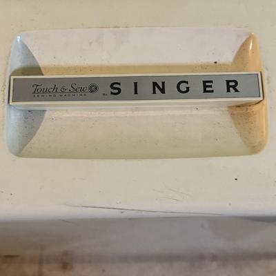 LOT 130B: Singer Touch & Sew Deluxe Zig Zag Sewing Machine Model 750 w/ Case