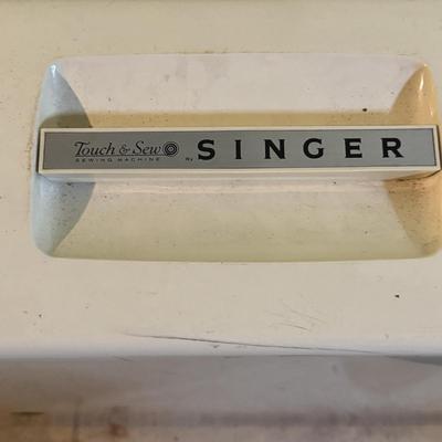 LOT 130B: Singer Touch & Sew Deluxe Zig Zag Sewing Machine Model 750 w/ Case