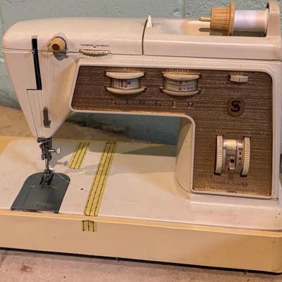 LOT 130B: Singer Touch & Sew Deluxe Zig Zag Sewing Machine Model 750 w/ Case