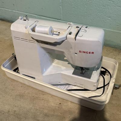 LOT 131B: Singer Sewing Machine Model 725B with Case & Accessories