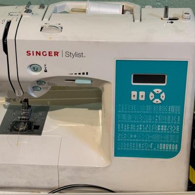 LOT 131B: Singer Sewing Machine Model 725B with Case & Accessories
