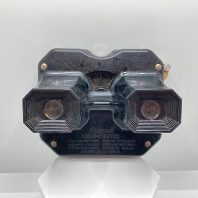 LOT 266: Vintage Viewfinders / Reels, Flash Bulbs, Polaroid Instant Pocket Camera and Sunset Quartzette 67 Lamp in Original Box