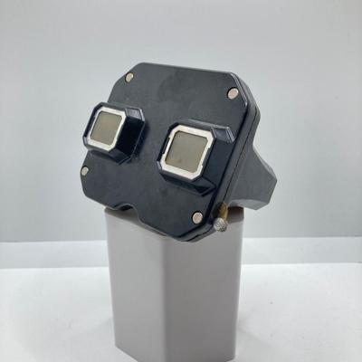 LOT 266: Vintage Viewfinders / Reels, Flash Bulbs, Polaroid Instant Pocket Camera and Sunset Quartzette 67 Lamp in Original Box