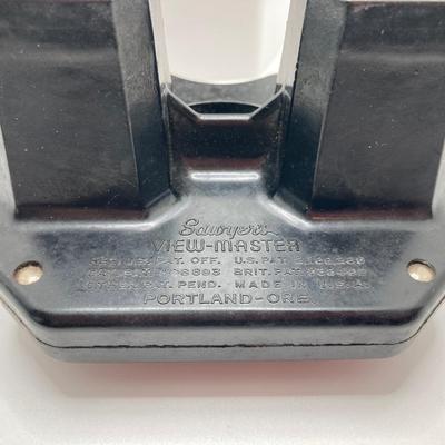 LOT 266: Vintage Viewfinders / Reels, Flash Bulbs, Polaroid Instant Pocket Camera and Sunset Quartzette 67 Lamp in Original Box