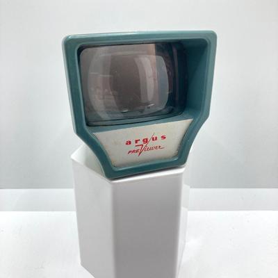 LOT 266: Vintage Viewfinders / Reels, Flash Bulbs, Polaroid Instant Pocket Camera and Sunset Quartzette 67 Lamp in Original Box