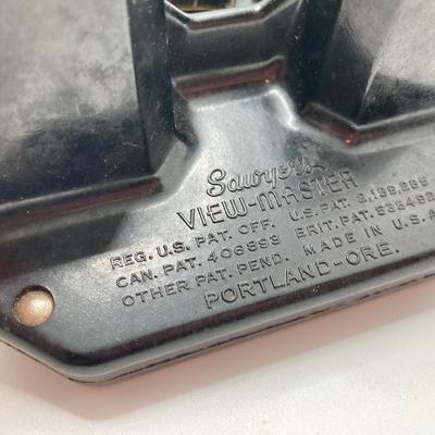 LOT 266: Vintage Viewfinders / Reels, Flash Bulbs, Polaroid Instant Pocket Camera and Sunset Quartzette 67 Lamp in Original Box