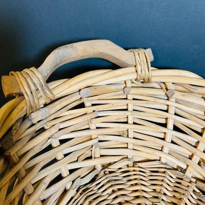 LOT 284: Bee-utful Rustic Collection of Bee Inspired Baskets, Plushes, Honey Pot, Woven Hive and Much More