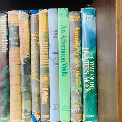 LOT 293: Large Selection of Children's Literature /Books for the Older Reader