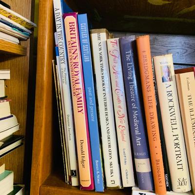 LOT 294: Large Assortment of Art Books