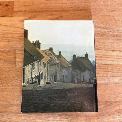 LOT 315: Vintage London England Wall Art, Books and Toy London Bus and Taxi in Original Package