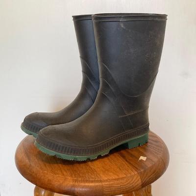 LOT 322: Fly Fishing Vests and Pair of Sz 8.5 Rubber Boots