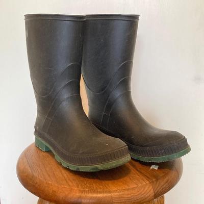 LOT 322: Fly Fishing Vests and Pair of Sz 8.5 Rubber Boots